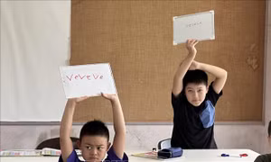 Tôn vinh tiếng Việt: Giữ cội nguồn cho thế hệ mai sau