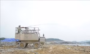 Phun chế phẩm, khắc phục mùi ô nhiễm tại bãi rác Nam Sơn