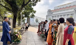 Người Việt tại Singapore dâng hoa tưởng niệm Chủ tịch Hồ Chí Minh