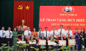 Phó Thủ tướng Thường trực Phạm Gia Túc trao Huy hiệu Đảng cho 6 đảng viên 