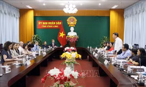Đoàn Trợ lý Nghị sỹ Hoa Kỳ thăm và làm việc tại Vĩnh Long