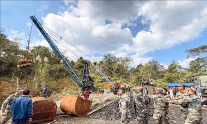 Thợ lặn cố tiếp cận những người mắc kẹt trong mỏ than ngập nước ở Ấn Độ