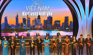 'Việt Nam - Khát vọng bình yên' - Tôn vinh các lực lượng tuyến đầu chống dịch
