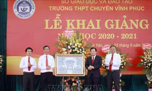 Phó Thủ tướng Trịnh Đình Dũng dự khai giảng năm học mới tại Trường THPT Chuyên Vĩnh Phúc 