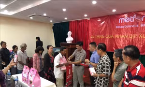 Hỗ trợ bà con gốc Việt có hoàn cảnh khó khăn tại Campuchia đón Tết