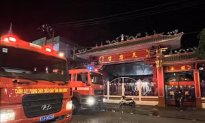 Khẩn trương dập tắt đám cháy trong khuôn viên miếu bà Thiên Hậu ở Bình Dương