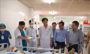 Thăm hỏi các nạn nhân trong vụ xe ô tô lao vào chợ ở Lao Bảo