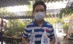 Từ bệnh nhân trở thành 'chiến sĩ' chống dịch COVID-19