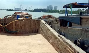Tạm giữ 2 phương tiện thủy vận chuyển cát trái phép