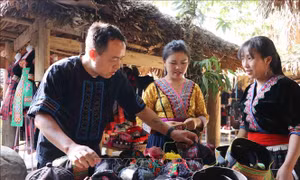 Tiên phong giúp đỡ dân làng làm du lịch