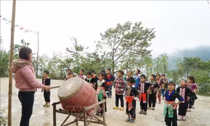 Gửi gắm 'tình riêng' để cắm bản