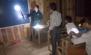 Những thầy giáo 'áo xanh' và lớp xóa mù chữ đặc biệt trên dãy Trường Sơn