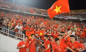 Cổ động viên Việt Nam tại Thái Lan vỡ òa niềm vui chiến thắng