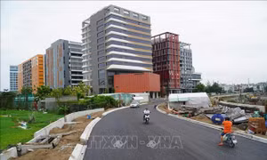Tháo dỡ rào chắn trên tuyến đường ven rạch Xuyên Tâm vừa thông xe