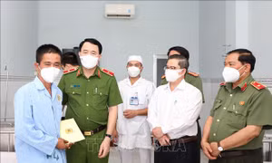 Thứ trưởng Bộ Công an thăm cảnh sát khu vực và bảo vệ dân phố bị thương khi làm nhiệm vụ