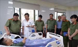 Thăm hỏi cán bộ Công an bị thương khi làm nhiệm vụ đảm bảo an ninh trật tự