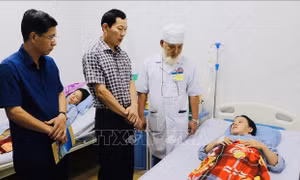 Khen thưởng lực lượng phá án nhanh vụ nổ súng khiến hai nữ công nhân bị thương