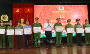 Khen thưởng đột xuất lực lượng khám phá nhanh vụ án tại khu vực biên giới