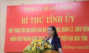Bí thư Tỉnh ủy Quảng Ngãi đối thoại với cán bộ, giáo viên