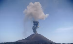 Indonesia chuyển hướng các chuyến bay do núi lửa Anak Krakatau hoạt động mạnh hơn