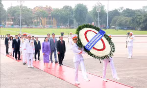 Thủ tướng Thái Lan vào Lăng viếng Chủ tịch Hồ Chí Minh; tưởng niệm các anh hùng liệt sĩ