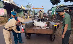 Dán phản quang cho xe công nông, giảm thiểu tai nạn giao thông