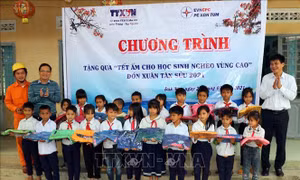 TTXVN mang 'Tết ấm cho học sinh nghèo vùng cao' tỉnh Kon Tum    