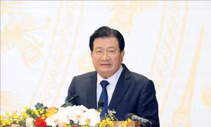 Phó Thủ tướng Trịnh Đình Dũng thăm, trao quà Tết tặng gia đình chính sách, hộ nghèo ở Phú Thọ