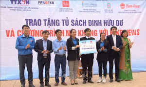 Đoàn Thanh niên TTXVN trao tặng Tủ sách Đinh Hữu Dư tại Hà Tĩnh