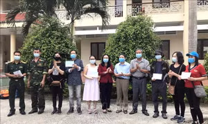 Trao chứng nhận hoàn thành cách ly tập trung cho 132 công dân Việt Nam về từ Anh