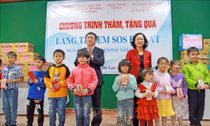 Trưởng ban Dân vận Trung ương thăm và tặng quà Tết tại Lâm Đồng