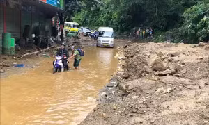 Mưa lớn ở Điện Biên gây sạt lở, ách tắc cục bộ trên Quốc lộ 12