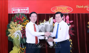 Trao tặng Huy hiệu 50 năm tuổi Đảng cho nguyên Ủy viên Bộ Chính trị, nguyên Chủ tịch nước Trương Tấn Sang