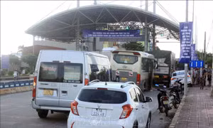 Trạm thu phí BOT Thanh Nê ùn tắc, nhiều phương tiện chọn lối đi tắt, đi vòng   