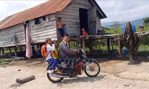 Thầy giáo làng giúp học sinh nghèo vượt khó