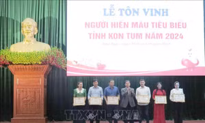 Tôn vinh các điển hình hiến máu cứu người