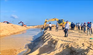 Ngư dân gặp khó khi cửa biển Lý Hòa bị bồi lấp
