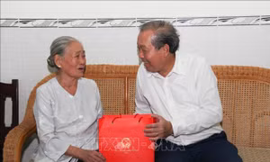 Phó Thủ tướng Trương Hòa Bình thăm, tặng quà người có công tại tỉnh Hậu Giang