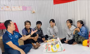 Anh 'cán bộ tư pháp' và nhóm 'Vạn Sự Tuỳ Duyên' miệt mài làm thiện nguyện 
