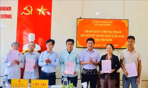 Người dân Vạn Tường (Quảng Ngãi) vui mừng được cấp giấy chứng nhận quyền sử dụng đất sớm