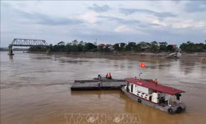 Chuẩn bị lắp đặt cầu phao tại khu vực cầu Phong Châu