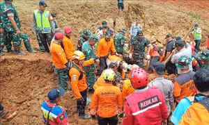 Tiếp tục tìm kiếm hàng chục người mất tích sau vụ lở đất ở Indonesia