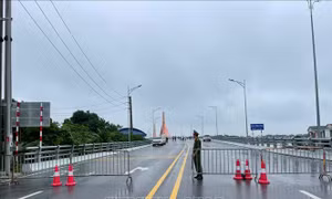 Cấm phương tiện đường thuỷ qua khu vực cầu Vĩnh Phú do tàu, thuyền mắc kẹt