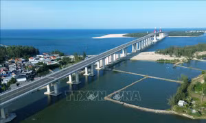 Cơ bản hoàn thành tuyến đường ven biển và cầu vượt cửa biển Thuận An