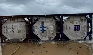 Sớm xử lý, làm rõ nguồn gốc 3 bồn nhôm nghi chứa hóa chất trôi dạt trên biển Quảng Ngãi