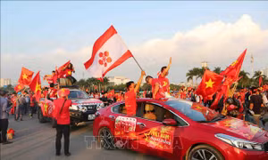 AFF Suzuki Cup 2018: Cổ động viên Hà Nội cuồng nhiệt cổ vũ đội tuyển Việt Nam