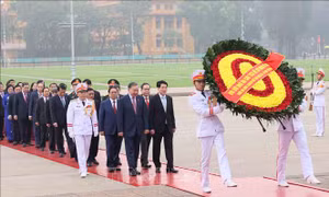 Đại biểu Quốc hội khóa XVI vào Lăng viếng Chủ tịch Hồ Chí Minh và đặt vòng hoa tại Đài tưởng niệm các Anh hùng, liệt sĩ