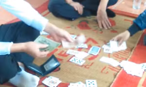 Bí thư Đảng uỷ xã đánh bài trong phòng làm việc 