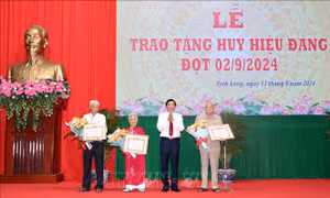 Vĩnh Long: Trao tặng Huy hiệu cho 393 đảng viên cao niên tuổi Đảng