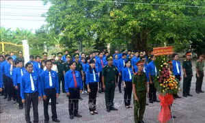 Hàng ngàn người dân đến viếng Đền thờ Bác Hồ tại Bạc Liêu